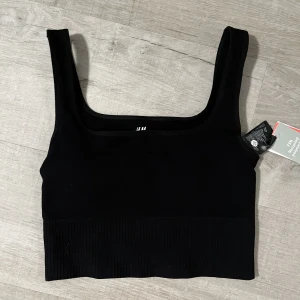 Träningstopp  - Säljer denna svarta träningstopp stl S. Aldrig använd, prislapp kvar 