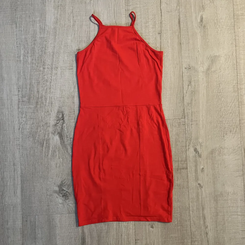 Säljer denna röda klänning i stl XS. Endast använd en gång. . Klänningar.