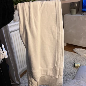 Mjukis - Skit snygga mjukis från brandy melville. Lågmidjade raka. Säljer då dom är för stora på mig. Nypris 300kr storlek Onesize❤️