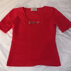 Vera finzzi tröja - Vera finzzi tröja från paris. Fint diamantmönster på halsen. Den har mjuka axelstöd som är väldigt bekväma. 