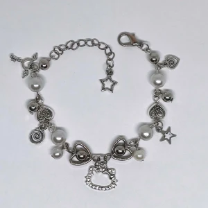 Silver hellokitty armband - Handgjort halsbad (๑ᵔ⤙ᵔ๑) Kontakta mig innan du köper ✮⋆˙