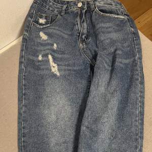 Hej! Jag säljer ett par helt nya, aldrig använda slitna raka ben jeans från Shein. De är i storlek XS och ordinarie pris är 279 kr, men jag säljer dem för 100 kr eftersom de är för små för mig.