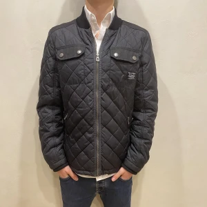 Jacka Core Workwear  - Hej! Säljer nu min jacka från märket Core WorkWear storlek S i fint skick. Modellen på bilden är 180cm lång och väger 80kg. Tveka inte på att höra av dig om du har några frågor eller funderingar kring varan!