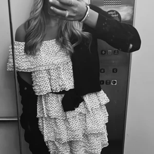 Klänning zara - Väldigt söt klänning frön zara, storlek small. Knappt använd. Passar bra i längden på mig som är 175. Skriv vid intresse av fler bilder 🥰