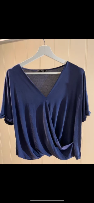 Superfin blå topp från Mango💕 - Säljer denna fina topp från Mango. Den är i väldigt fint skick och skönt material!✨