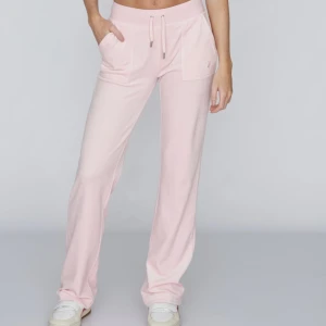 Juicy Couture byxor - Ljusrosa juicy byxor som är använda ett fåtal gånger🙌🏼 Säljer då jag inte använder dom längre. Passar xs-m⭐️ Pris kan diskuteras! Köpt för 1100kr