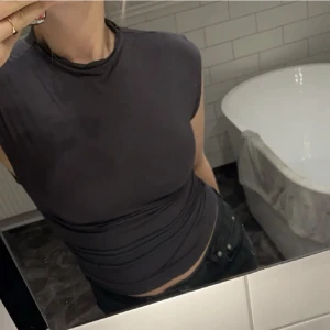 Grå Gina topp - Väldigt fin tröja ifrån Gina Tricot i topp skick! Använd 4 gånger men kommer inte till användning mera❤️