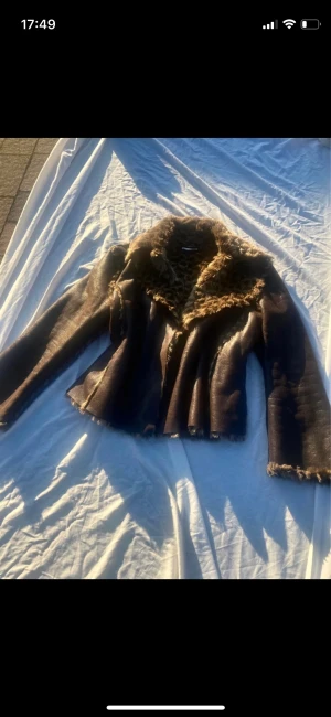 Cool jacka - En riktigt snygg jacka med fuskpäls, jätteskön och old money vibe. Kommer inte riktigt till användning eftersom jag har andra jackor💞 har en liten defekt som syns på bild 3 men syns nästan inte alls. Står strl L men lite mindre 💞Tryck gärna på köp nu 💕