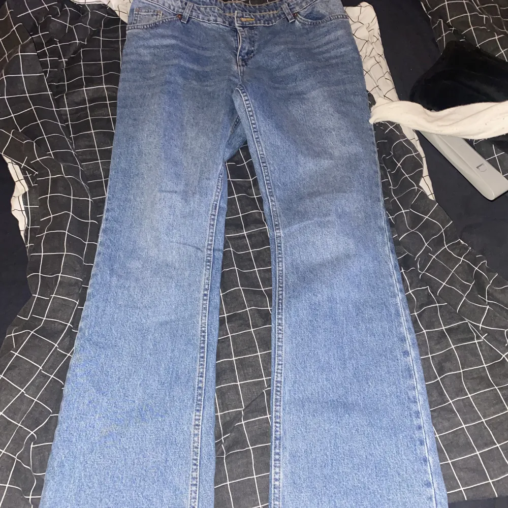 Jätte fina lågmidjade blåa jeans som är utsvängda vid benen från monki i storlek 31 säljer då de är för stora  aldrig använda Köpta för 500kr. Jeans & Byxor.