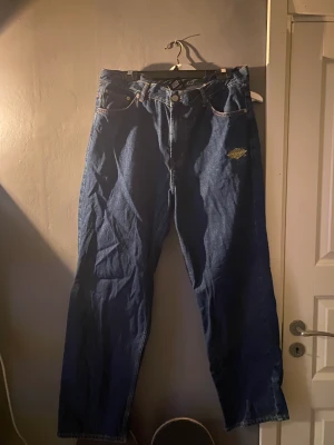 Baggy jeans - Ett par riktigt snygga baggy jeans från sweet sktbs. Skicket är riktigt bra och storleken M.  Skriv för mer frågor!