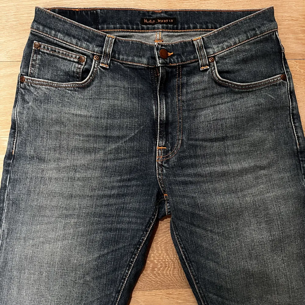 Ett par feta blå slim jeans från nudie i modellen Lean Dean som passar riktigt bra nu till vintern. De har använts varsamt och är i mycket gott skick. Storlek 32/32, modellen på bilden är 181 och väger 71kg. Nypris 1600 - vårt pris 445. Jeans & Byxor.