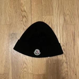 Moncler mössa - Hej, säljer nu min moncler mössa som är i ett bra skick. Tveka inte på att höra av dig vid frågor. Mvh 
