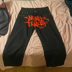 Minus Two jeans - Minus two jeans, enbart testade då dom inte passade som förväntat. Priset är då dom INTE är äkta. Kan gå ner vid snabb affär.  Breden är 41cm, längden 105cm och benöppningarna 25cm. Undrar du något är det bara att skriva.