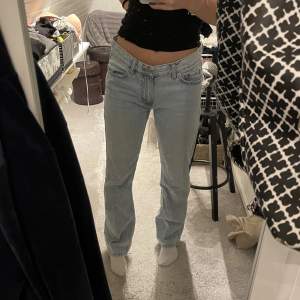 Säljer mina lågmidjade jeans från Gina tricot. Knappt använda, jättebra skick. Det är storlek 36✌🏻