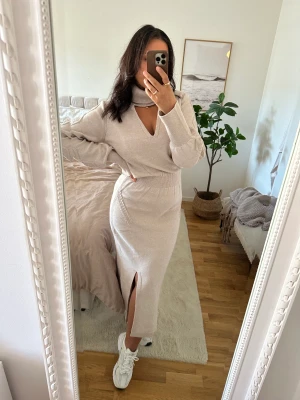 Stickad klänning  - Använd en gång, som ny 