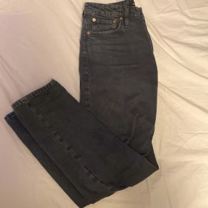 Jeans Jack&jones - Soft och snygga jeans med en skön färg, sitter lite smalt i midjan då det är 29w och 32l, passformen är relaxed chris, färgen är inte riktigt blå men på sista bilden ser man ganska bra