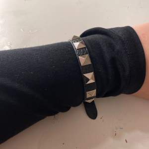 Hej! Säljer mitt Nitarmband från SHEIN som är justerbart, då de inte kommer till användning! Köpte för 30kr säljer för 20kr + frakt! Sparsamt använt och kontakta mig vid intresse!❤️