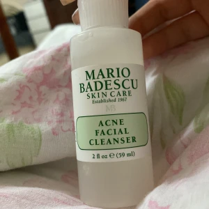 Mario Badescu cleanser akne - En ansiktstvätt till aknebenägen hud eller fet hy.  Exfolierar huden och har salicylsyra, kamomill och aloe vera. Förebygger finnar. Innehåller 59ml. Är helt oanvänd och därmed ny. Köparen står för frakten ❤️