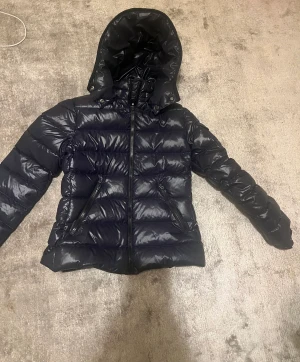 Moncler jacka  - Super fin äkta moncler jacka i storlek 152, litet hål vid luvan annars i bra skick! Skriv privat för fler bilder 💕