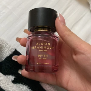 Zlatan Ibrahimovic parfym  - En parfym som har 25ml kvar av 50ml. Doftar rosor och går ej att köpa någonstans. Är väldigt fräsch. Nypris: 600kr. Köparen står för frakten ❤️