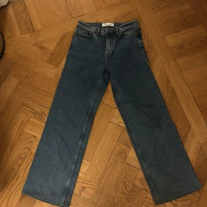 Jeans Samsoe samsoe  - Jeans från samsoe samsoe! Använda Max 3 gånger, i jättebra skick. Storlek 27/32. Modellen heter ”Riley”. Köp direkt för 200kr i appen eller buda i privat meddelande! 