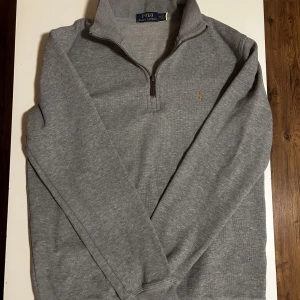 Ralph lauren half zip - Riktigt fet ljusgrå Ralph lauren halfzip köpte på plick men den va lite stor på mig. Condition 9/10 Storlek M Skulle säga att de passar folk som e 173-177 ksk