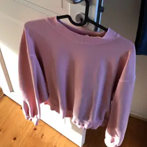 Ljusrosa/coralfärgad sweater från weekday! Superskön, stor i strl, inte mkt använd 🩷🩵pris diskuterbart 