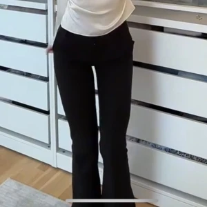 lågmidjade kostymbyxor - säljer dessa helt nya oanvända kostymbyxorna från design by si❤️ de är super sköna och super fina samt har fickor💓 i storlek xxs men passar mer som en vanlig xs. nypris är 500🩷🩷 pris kan diskuteras!