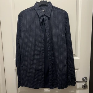 Skjorta - Fint skick, använd fåtal gånger. Säljes då den inte används längre. 