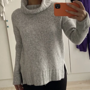 Grå stickad tröja  - Jätte snygg stickad tröja som jag köpt på vinted men som tyvärr inte kommer till användning! 💗