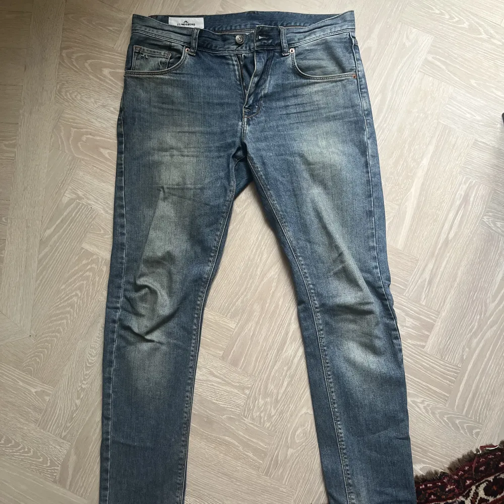 Stilrena Slim jeans från J.Lindberg. Storlek 30/32. Riktigt bra skick utan några som helst defekter. Nypris ligger på 1500. Säljer för 399. Jeans & Byxor.