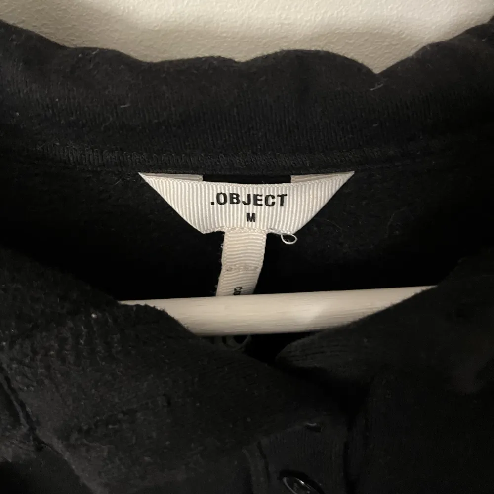En svart tröja i storlek M, köpt från Nelly men märket object. Sparsamt använd . Tröjor & Koftor.