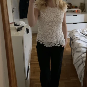 Spets t-shirt - T-shirt med virkade blommor på från oxygene strl M men passar nog mer S/xs. Jättefin fest topp som är precis lagom see through.skriv vid intresse. Köpare står för frakt men kan även mötas i Stockholm 💕