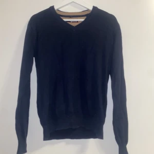 Marinblå tröja med v-ringning - Storlek S/M. Säljs då den tyvärr inte kommer till användning längre. Bra skick. För fler bilder/info skriv i DM😇💓