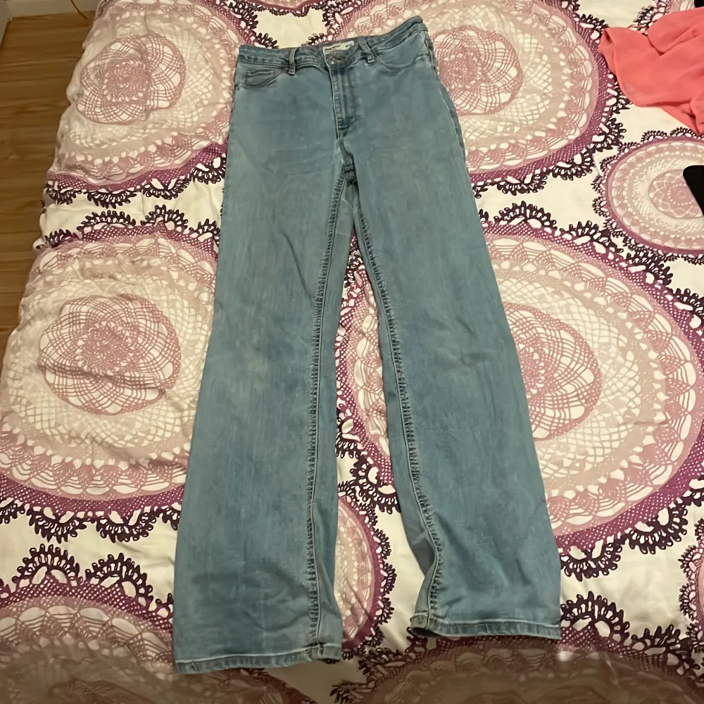 Jeans använt 2 gånger  Dem är var korta i längden för mig.  Storlek M/32🩷. Jeans & Byxor.