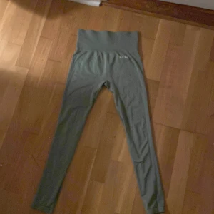 Tights - Säljer mina dom tights eftersom de ej kommer till andvändning(har andvänt de endast 1 gång) original pris 339kr❤️