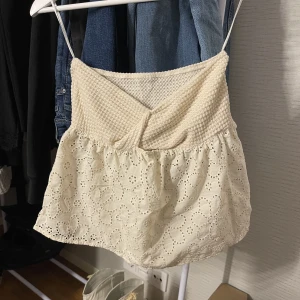 Topp  - En topp från Shein som aldrig är använd. Den är jättefin men passade inte riktigt min stil. Tryck gärna på köp nu eller skriv om ni har några frågor 💕