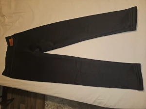 Varmfodrade byxor  - Helt nya byxor med foder. Varma och sköna och ha till vintern. Hög midja så sköna att ha på sig. Du slipper frysa om bena. Ca 62 cm benlängd. Passar xs/s