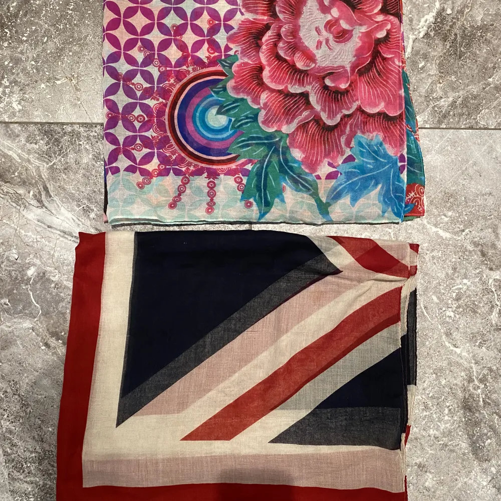 Två jättefina strandklänningar. Använt. Ena är blommig och den andra har Storbritanniens flaggmotiv. Jättefina! Man knyter ihop utifrån sin storlek. De passar alla. Samfraktar gärna. Säljes pga garderobrensning. Kika gärna in på min andra annonser:). Klänningar.