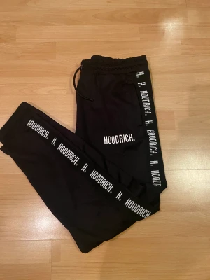 Hoodrich byxor  - Hoodrich byxor i nyskick. Säljer pga att dom inte passade mig. Vid frågor eller fler bilder är det bara att höra av sig. 