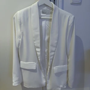 Nelly kavaj - Kavaj från Nelly. Använt den en gång så den är som ny fortfarande 