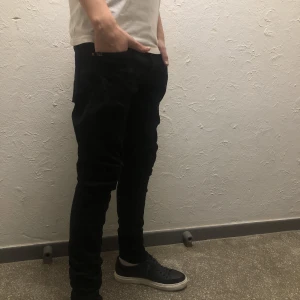 Tiger of Sweden jeans  - Tja! Säljer nu dessa feta Tiger of Sweden jeans i storlek 29/32. Dem är i fint skick men har lite stretch marks. Dem är slim fit och går för cirka 1399 nya. Skriv vid fler funderingar! 