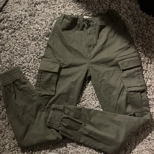 cargo byxor  - cargo byxor från D.M.D testade typ 2 gånger storlek 170 står det bara men skulle säga att den passar de flesta storlekarna 
