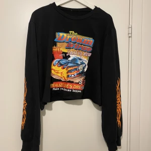 Croppad sweatshirt - Croppad sweatshirt med tryck framtill och på ärmarna. 