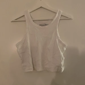 Vit croppad tank top - Storlek M. Säljs då den tyvärr blivit för stor för mig. För fler bilder/info skriv i DM😇💓
