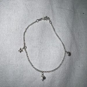 Silverarmband - Säljer mitt silver armband, finns märkning (se andra bilden). Berlockerna är av en sjöstjärna, en snäcka och en delfin.