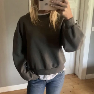Sweatshirt  - Mörkgrå sweatshirt från gina i väldigt bra skick!