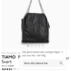 Svart Tiamo väska  - En Stella McCartney liknande väska från Scorett. Säljer då jag inte har så mycket användning av den. Som ny. 