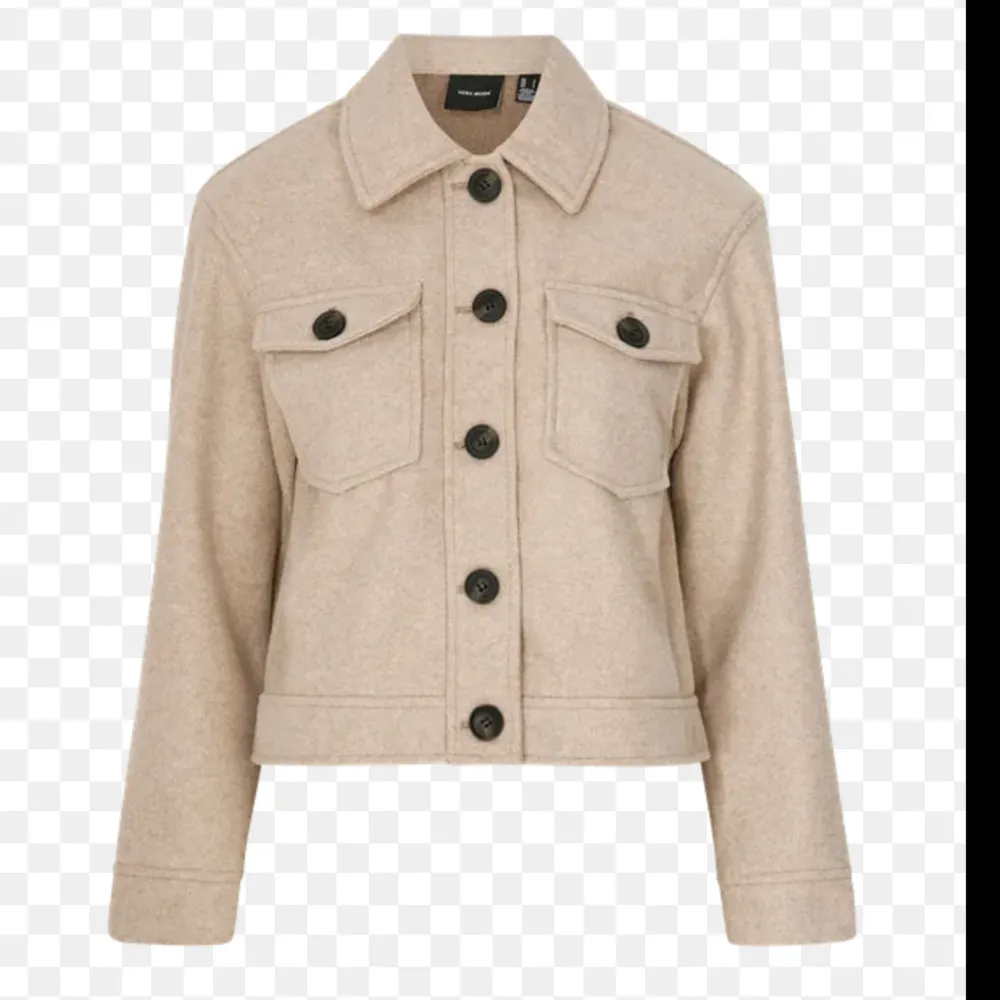 Säljer denna kappa från vero Moda då jag har en ny. Den är lite nopprig därav priset  Skriv för fler bilder🥰🥰. Jackor.