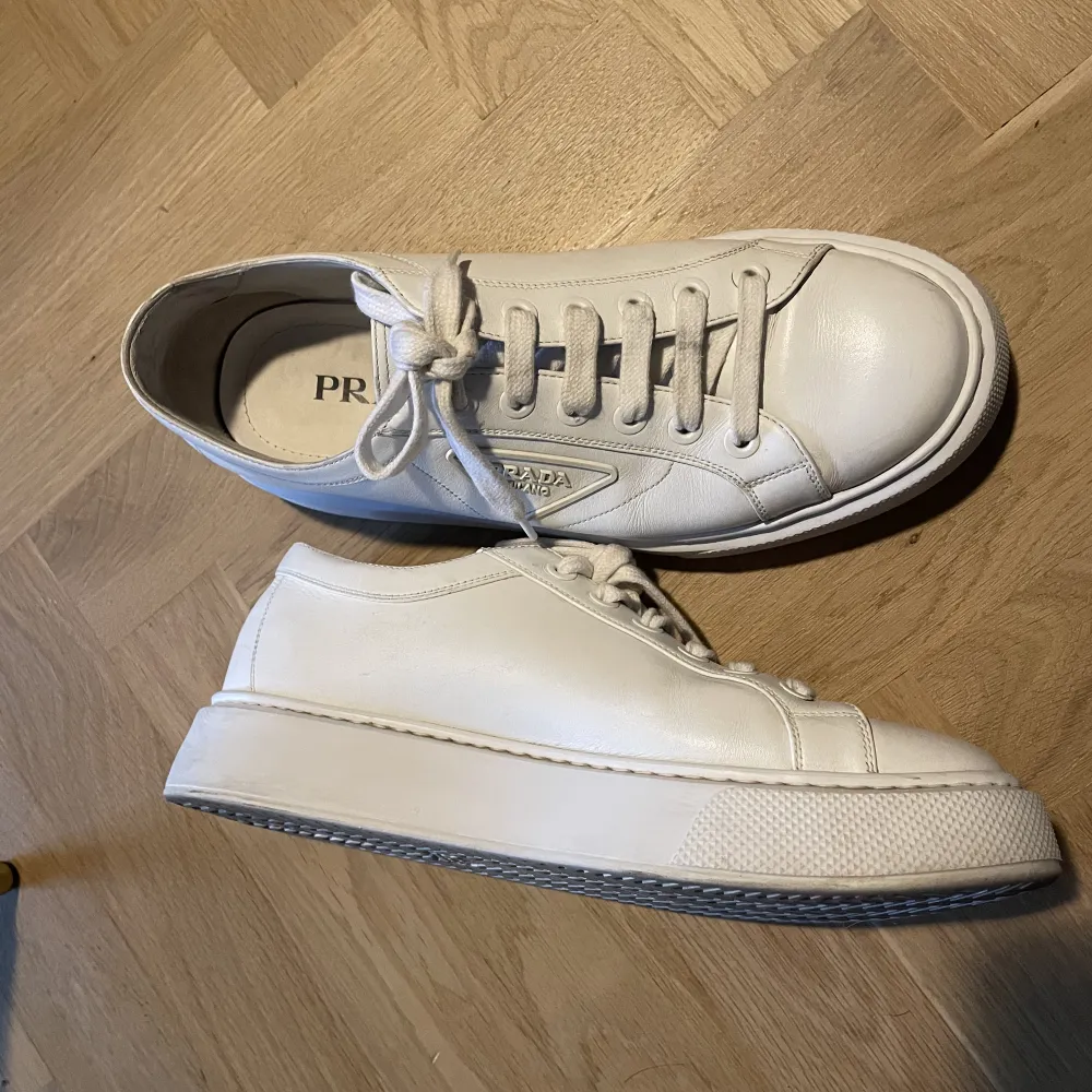 Prada skor i storlek 42,5-43. Nypris 7000kr. Säljer för 4000kr. Skor.